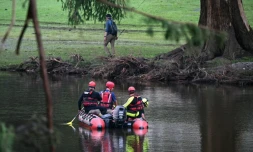 Une équipe de secours navigue sur le fleuve Guadalupe à la recherche de corps et de survivants suite aux inondations ayant causé la mort de plus de 100 personnes au Texas, le 7 juillet 2025