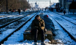 Attente de réfugiés et migrants à la gare de Presevo (sud de la Serbie), le 20 janvier 2016