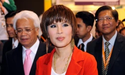 La princesse thaïlandaise Ubolratana visite une exposition à Hong Kong, le 24 mars 2010