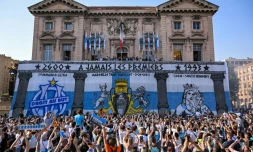 Une bannière géante déployée depuis le balcon de la mairie de Marseille, lors des festivités pour les 30 ans du sacre de l'OM en Ligue des champions, le 26 mai 2023 à Marseille