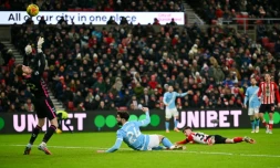 Le gardien de Sunderland Robin Roefs (à gauche) dégage une frappe de la tête de Josko Gvardiol (au centre) lors du match de Premier League contre Manchester City le 1er janvier 2026 à Sunderland

