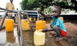 Le 21 mars 2017, un enfant s'approvisionne à un point d'eau à Juba, au Soudan du Sud confronté à une famine