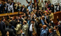 Les députés de l'opposition se prononcent pour l'ouverture d'une procédure en destitution contre le président Maduro lors d'un débat au Parlement à Caracas, le 25 octobre 2016