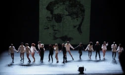 Le spectacle de danse "L'homme Ă la tĂȘte de chou" lance la 43e Ă©dition du Printemps de Bourges, le 16 avril 2019