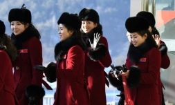 Des pom-pom girls nord-coréennes sortent de leur hÎtel à Inje, au nord de Pyeongchang, le 7 février 2018