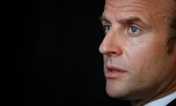 Emmanuel Macron rencontre des travailleurs sociaux et des bénévoles chargés d'aider les personnes âgées lors d'une visite dans un CCAS à La Courneuve en Seins-Saint-Denis, le 7 avril 2020