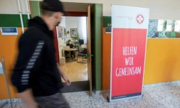 Un étudiant passe devant un centre de vaccination installé dans une école de Vienne, le 14 septembre 2021 