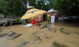 Des habitants nettoient et récupÚrent des affaires aprÚs des inondations à Quingyuan, dans la province du Guangdong, le 24 avril 2024 dans le sud de la Chine