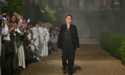 Maria Grazia Chiuri (c), directrice artistique de Dior, salue le public à la fin du défilé de la collection Dior Femme Croisière 26 à la Villa Albani Torlonia, à Rome, le 27 mai 2025