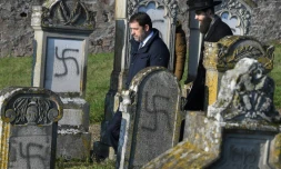 Le ministre de l'Intérieur Christophe Castaner (C) visite le cimetière juif de Westhoffen (Bas-Rhin), le 4 décembre 2019

