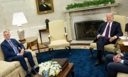 Le président américain Joe Biden (à droite) et le patron républicain de la Chambre des représentants Kevin McCarthy (à gauche) lors d'une réunion consacrée à la dette publique le 9 mai 2022 à la Maison Blanche. 