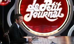L'animateur Yann Barthès avant le début de son émission "Le Petit Journal" sur Canal +, le 15 mars 2012