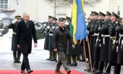 Le président lituanien Gitanas Nauseda (gauche) et Volodymyr Zelensky (droite) passent devant une garde d'honneur à l'arrivée du président ukrainien à Vilnius le 10 janvier 2024