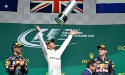 Le Britannique Lewis Hamilton savoure sur le podium sa victoire au GP d'Allemagne sur le circuit d'Hockenheim, le 31 juillet 2016