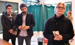 Penelope Fillon (d), épouse de l'ancien candidat à la présidentielle François Fillon, et leurs fils Antoine (c) et Edouard (g), dans un bureau de vote le 23 avril 2017 à Solesme 