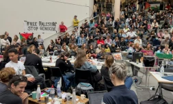 Des étudiants propalestiniens tiennent une assemblée générale dans un amphithéùtre occupé de l'Université de GenÚve, le 7 mai 2024
