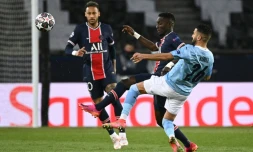 Les Parisiens Neymar et Idrissa Gueye tentent de stopper l'ailier de Manchester City Riyad Mahrez lors de la dernière confrontation entre les deux équipes au Parc des Princes, le 28 avril 2021 