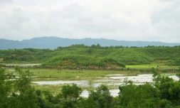 Des civils fuient les combats entre les forces de l'ordre et les rebelles musulmans rohingyas à la frontière entre la Birmanie et le Bangladesh), le 26 août 2017 