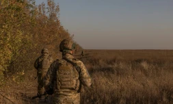 Des soldats ukrainiens de la 65e brigade en patrouille prÚs du village de Robotyné, le 1er octobre 2023 dans la région de Zaporijjia