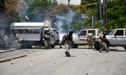 Des agents de police haïtiens lors d'une manifestation contre l'insécurité prÚs de la résidence du Premier ministre, à Port-au-Prince, le 7 août 2023