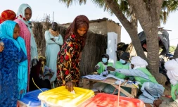 Des membres des tribus nomades tchadiennes de la région d'Ati votent pour les élections législatives, provinciales et locales dans un bureau de vote à Mandelia, au Tchad, le 28 décembre 2024