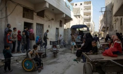 Des civils attendent l'aide alimentaire dans un quartier rebelle d'Alep, le 15 novembre 