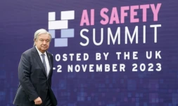 Le secrétaire général de l'ONU Antonio Guterres arrive au deuxième jour du sommet mondial sur les risques de l'intelligence artificielle (IA), le 2 novembre 2023 à Bletchley Park, au Royaume-Uni