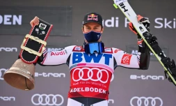 Le Français Alexis Pinturault célèbre sa victoire dans le géant d'Adelboden, comptant pour la Coupe du monde, le 9 janvier 2021