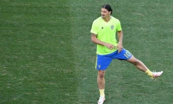 L'attaquant suédois Zlatan Ibrahimovic à l'échauffement avant le match contre la Belgique, le 22 juin 2016 à Nice