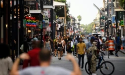 La vie se poursuit sur Bourbon Street, à la Nouvelle-Orléans le 28 août 2021, avant l'arrivée de l'ouragan Ida
