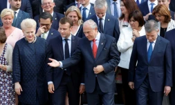 Le secrétaire général de l'OCDE Angel Gurria (c), le président français Emmanuel Macron (g, la présidente lituanienne Dalia Grybauskaite (2e g) et le président colombien Juan Manuel Santos, avec des participants à la réunion de l'OCDE, le 30 mai 2018à Paris