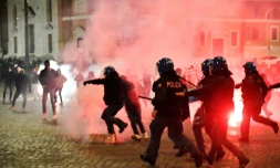 Des policiers face à des proches du parti d'extrême droite Forza Nuova protestant contre le couvre-feu dans le centre de Rome, le 24 octobre 2020