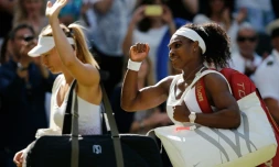 Maria Sharapova (à gauche), le 9 juillet 2015 à Wimbledon aprés sa défaite face à Serena Williams