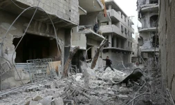 Un Syrien au milieu des énormes des destructions dans la localité de Hammouriyé, dans le fief rebelle de la Ghouta orientale, cible de violents bombardements du régime, le 22 février 2018