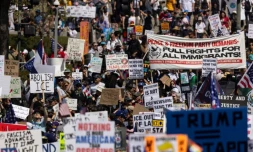 Des manifestants participant Ă la marche "No Kings" en opposition aux politiques de Donald Trump Ă Los Angeles, en Californie, le 14 juin 2025
