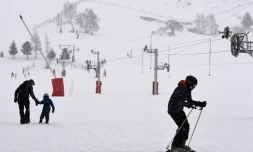 Des skieurs dans la station des Deux Alpes, en Isère, le 14 janvier 2016