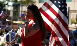 Une femme pleurant la mort de Charlie Kirk devant le siège de Turning Point USA à Phoenix, dans l'Arizona, le 12 septembre 2025