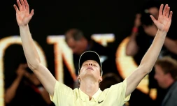 L'Italien Jannik Sinner célèbre sa victoire sur l'Allemand Alexander Zverev en finale du simple messieurs de l'Open d'Australie de tennis, à Melbourne, le 26 janvier 2025