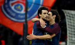 Javier Pastore (g) félicité par son coéquipier Edinson Cavani après un but pour le PSG contre Guingamp en Coupe de France, le 24 janvier 2018 au Parc des Princes