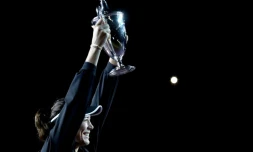 L'Espagnole Garbine Muguruza brandit son trophée après sa victoire en finale du Masters WTA, le 17 novembre 2021 à Zapopan, au Mexique 