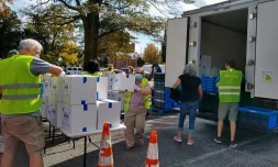 Des bénévoles distribuent de la nourriture à Bethesda, dans la banlieue huppée de Wahsington, le 23 octobre 2020