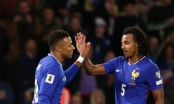 L'attaquant français Kylian Mbappe (à gauche) et le défenseur Jules Kounde lors du match de qualification pour le Mondial-2026 face à l'Ukraine, au Parc des Princes, le 13 novembre 2025