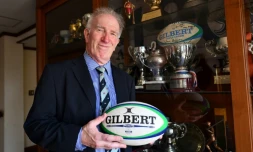 L'historien anglais Mike Galbraith, spécialiste des origines du rugby au Japon, devant les trophées du Yokohama Country & Athletic Club, le 25 juin 2019
