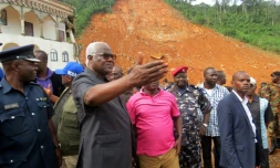 Le chef de l'Etat sierra-léonais, Ernest Bai Koroma dans le quartier de Regent de Freetown, l'un des plus touchés par la catastrophe, le 15 août 2017