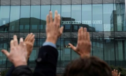 Les employés d'iTELE votent la poursuite du mouvement le 7 novembre 2016 à Boulogne-Billancourt