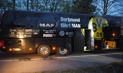 Le bus des joueurs du club de football de Dortmud visé par une attaque à l'explosif, le 11 avril 2017 à Dortmund, en Allemagne