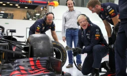 Le Premier ministre conservateur Boris Johnson change laroue d'une Formule 1 Red Bull, lors d'une visite dans le cadre de la campagne pour les législatives, à Milton Keynes au nord de Londres, le 4 décembre 2019