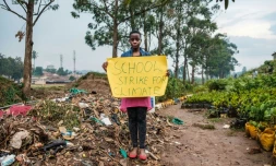 Leah Namugerwa, une Ougandaise de 15 ans, tient une pancarte prÎnant la grÚve pour alerter contre le réchauffement planétaire, le 4 septembre 2019 à Kampala.