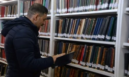 Un bibliothécaire consulte un livre dans la bibliothèque universitaire de Mossoul, ancien fief du groupe Etat islamique dans le nord de l&rsquo;Irak, le 31 janvier 2022