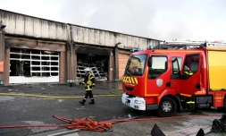 Un véhicule de pompiers devant un garage de la caserne de gendarmerie de Grenoble détruit par un incendie, le 21 septembre 2017